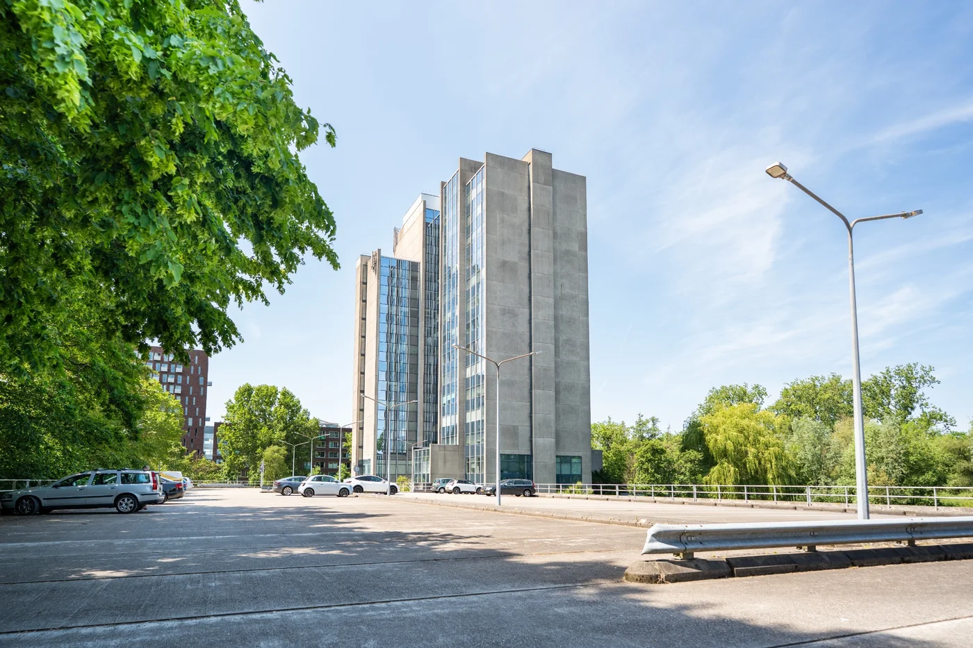 Kantoorgebouw van Nest Werkplekken in Amstelveen met parkeerplaatsen en groen rondom het pand