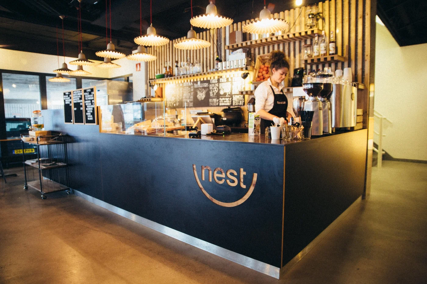 Koffiebar bij Nest Werkplekken in Amsterdam Zuidoost met barista, koffievoorzieningen en Nest-logo