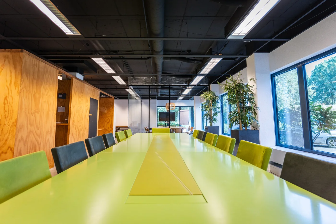 Ruime vergaderruimte bij Nest Werkplekken in Amsterdam Zuidoost met lange tafel en veel zitplaatsen